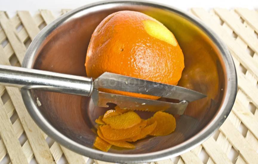 Нарезаем цедру и мякоть апельсина