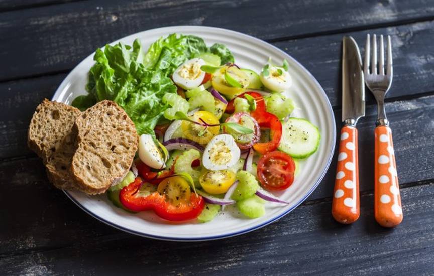 Весенний салат из овощей и перепелиных яиц