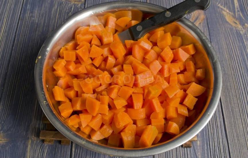 Нарезаем морковь кубиками