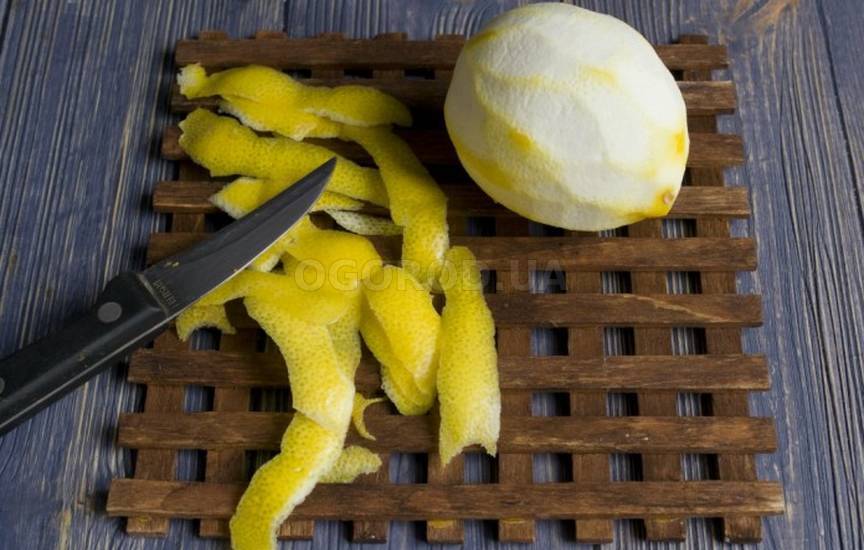 Нарезаем лимонную цедру соломкой
