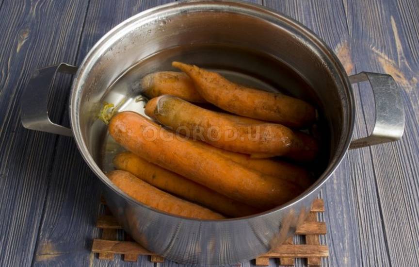 Отвариваем морковь