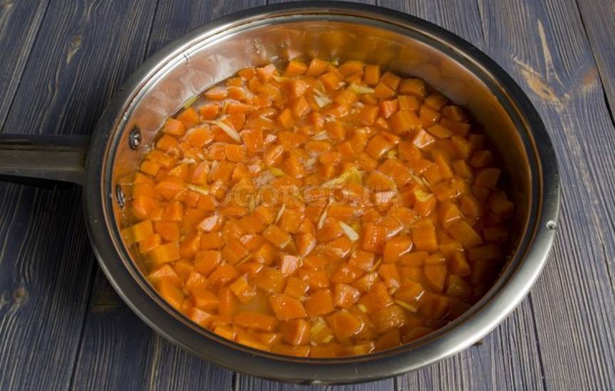 Заливаем сиропом морковь и ставим вариться