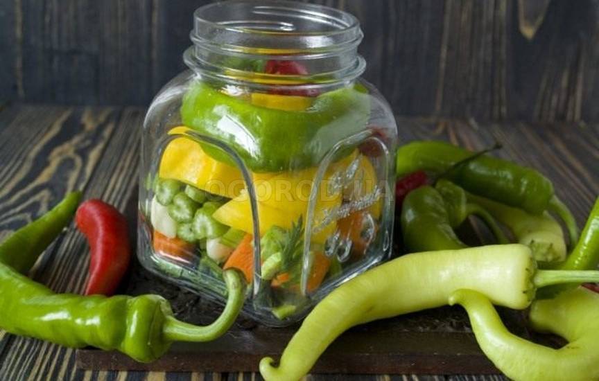 Добавляем нарезанный острый перец