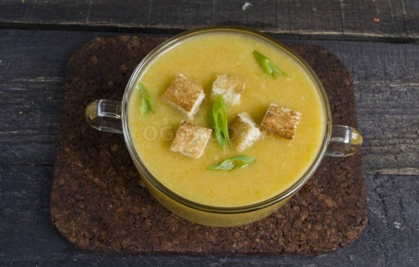 Крем-суп посыпаем гренками и зеленью