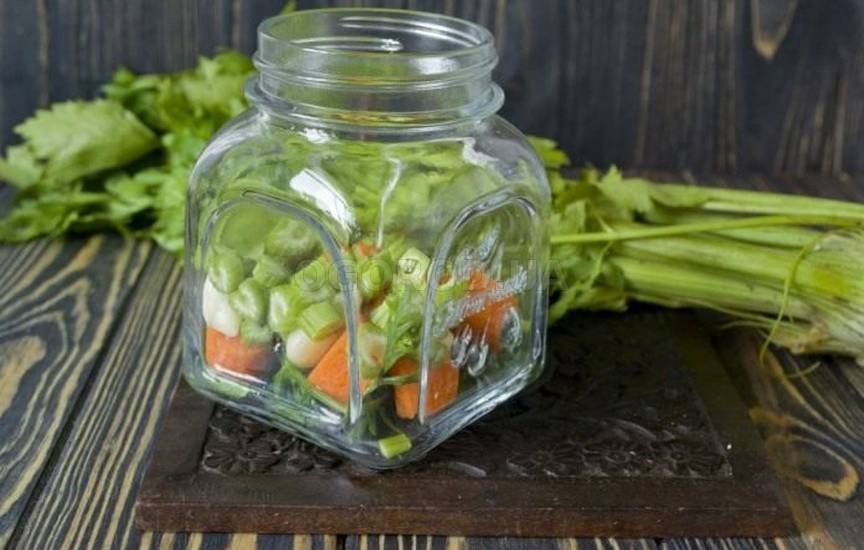 Нарезаем стебли сельдерея