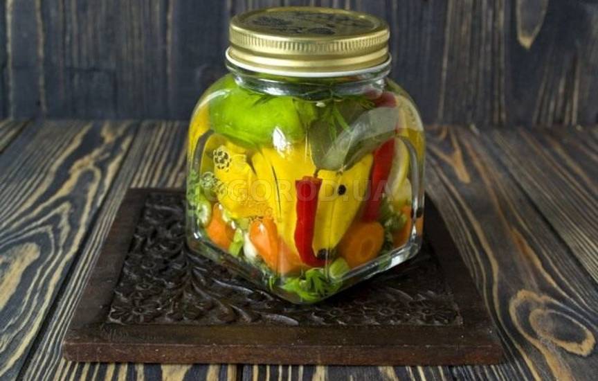 Заливаем банки с овощами маринадом