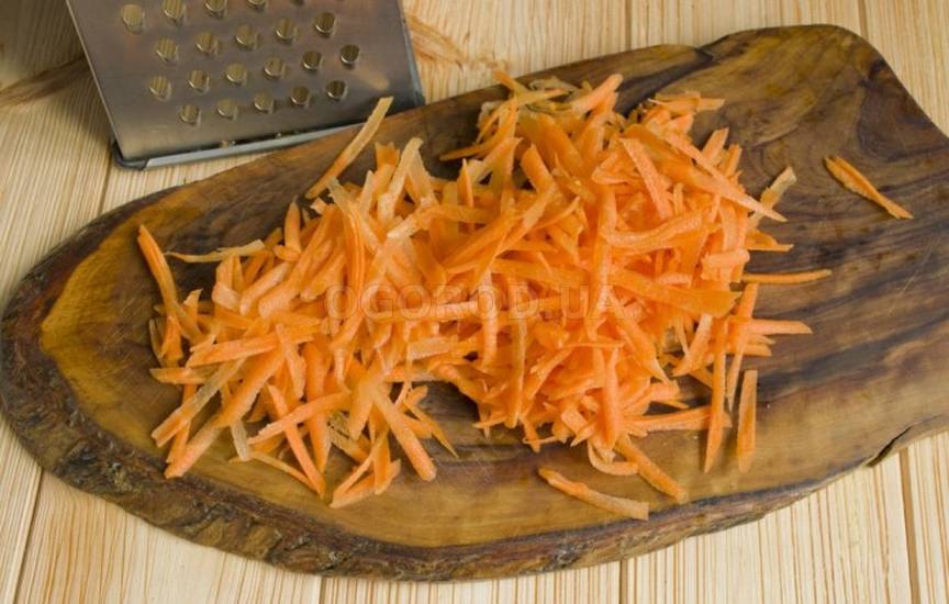 Обжариваем с луком тёртую морковь