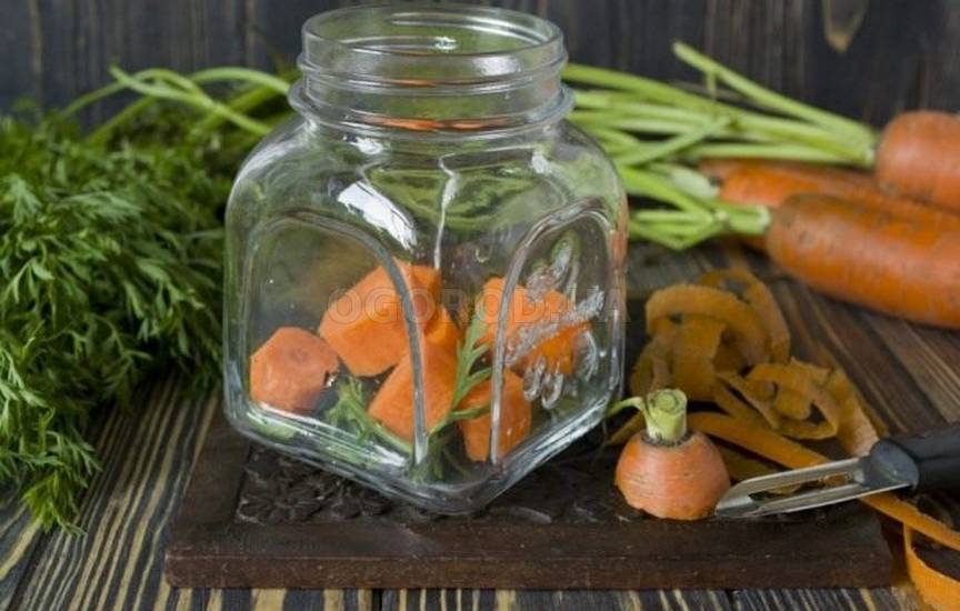 Нарезаем морковь кружочками