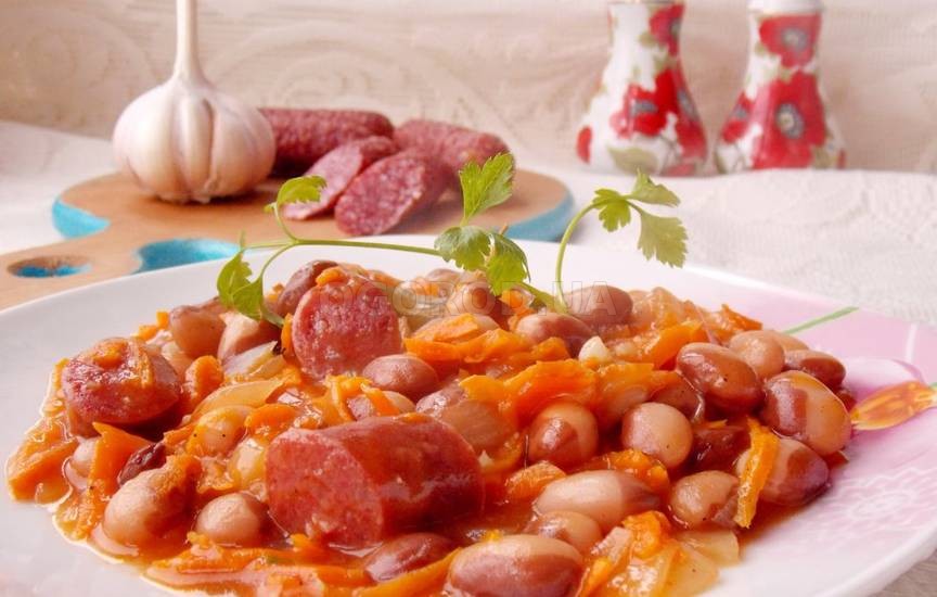 Тушёная фасоль с копчёными колбасками в томатном соусе