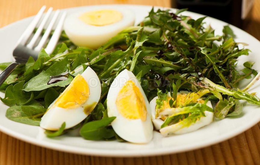 Салат из одуванчика с яйцом