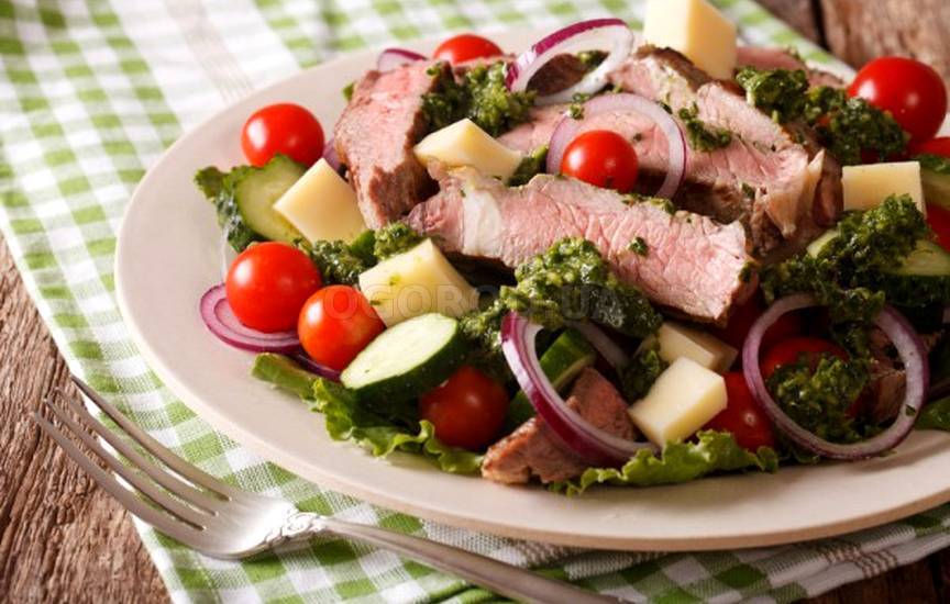 Салат с говяжьим стейком и овощами