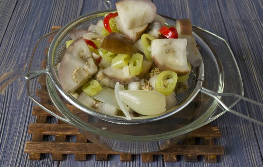 Бланшируем овощи и сливаем излишки воды