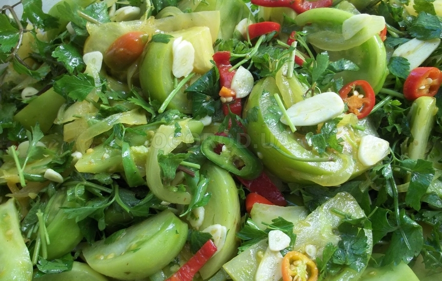 Из зеленых томатов можно приготовить вкусные салаты