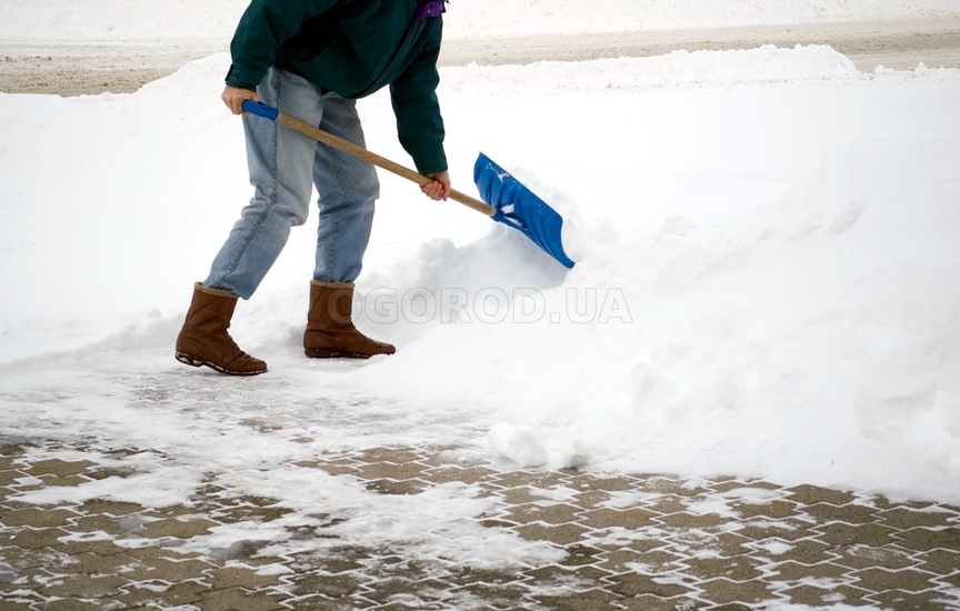 Зимой плитку следует очищать от снега