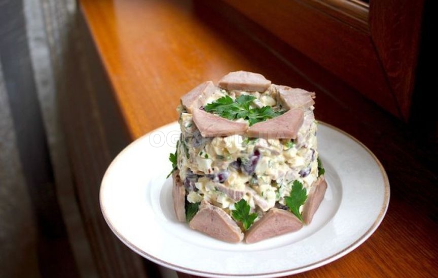 Праздничный салат со свиным языком и фасолью