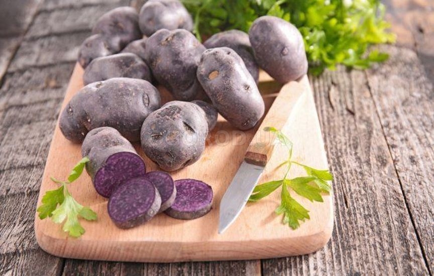 Главная причина популярности цветного картофеля – в его составе