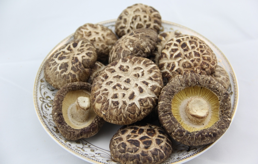 По вкусу китайские грибы шиитаке напоминают шампиньоны