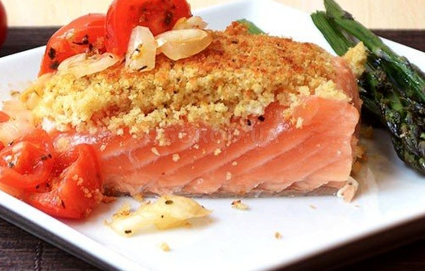 Филе лосося в панировке с томатным соусом