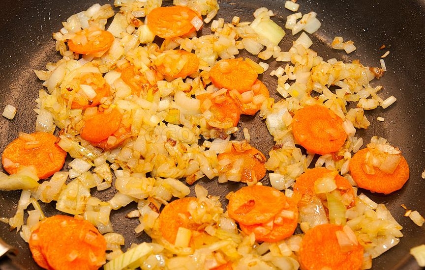 Разогрейте масло на сковороде и обжарьте морковь и лук