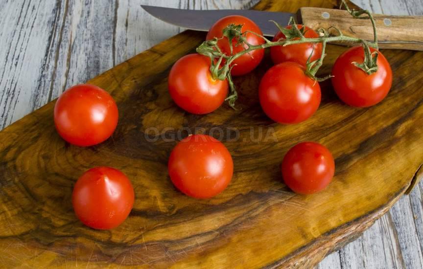 Нарезаем помидоры черри
