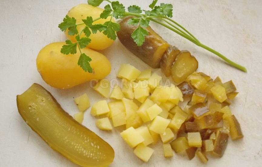 Нарезаем солёные огурцы и отваренный картофель